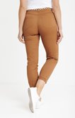 Chino en coton stretch avec ceinture