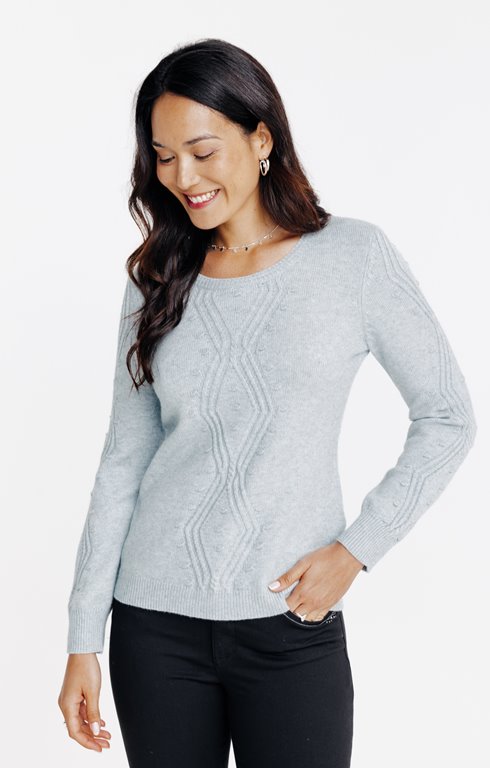 Pull avec jeu de torsades et pois