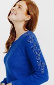 Pull avec perles sur les épaules