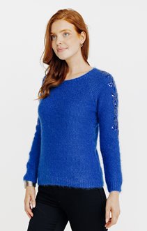 Pull avec perles sur les épaules