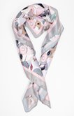 Petit foulard carré motif fleurs