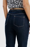 Pantalon jean droit avec détail clous