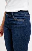 Pantalon jean avec jeu de broderies