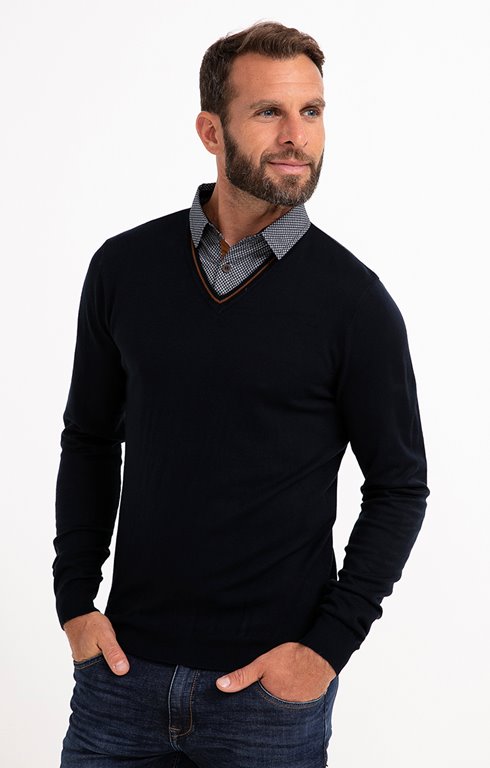 Pull uni col V avec chemise