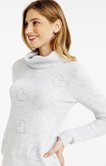 Pull avec coeurs en studs sur le devant