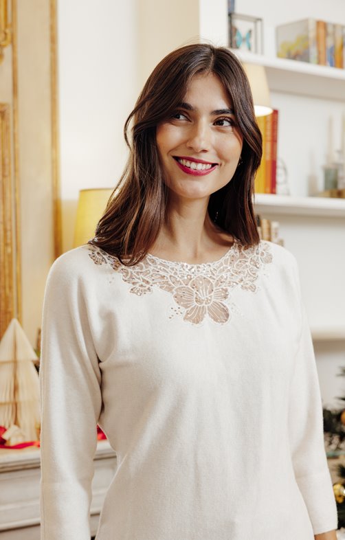 Pull avec broderie fleur au col