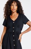 Robe avec boutonnage décoratif
