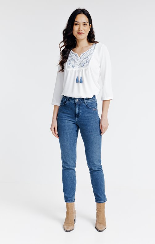 Pantalon denim slim et broderie cerise