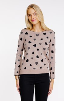 Pull avec coeurs contrastés
