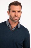 Pull uni col V avec chemise
