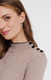 Pull avec détails contrastés