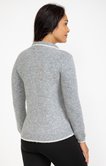 Pull avec détails contrastés