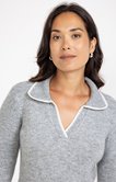 Pull avec détails contrastés