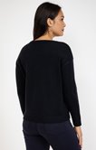 Pull avec fleurs placées sur le devant