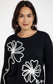 Pull avec fleurs placées sur le devant