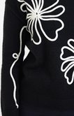 Pull avec fleurs placées sur le devant