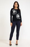 Pull avec fleurs placées sur le devant