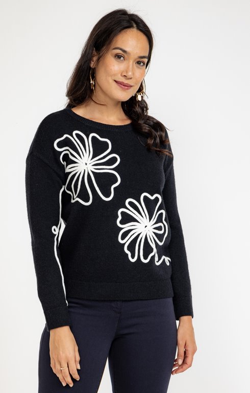 Pull avec fleurs placées sur le devant