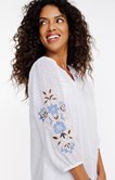 Blouse avec manches brodées