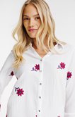 Chemise unie et broderie fleurs