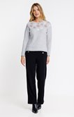 Pull avec fleurs brodées