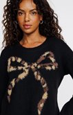 Pull avec noeud léopard placé