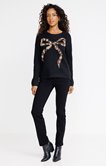 Pull avec noeud léopard placé
