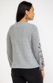 TEE-SHIRT A BRODERIES, COL MAO 