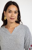 TEE-SHIRT A BRODERIES, COL MAO 