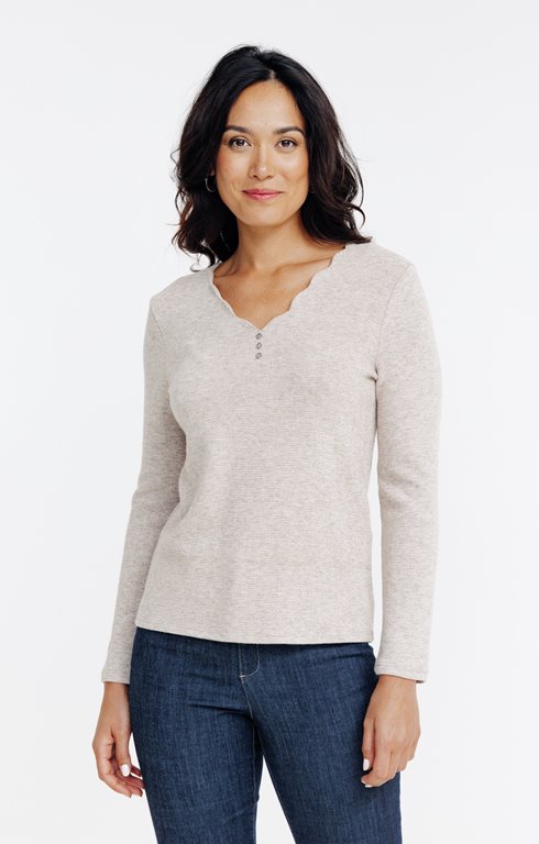 Pull en matière fantaisie col festonné