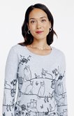 Pull imprimé chats dans un jardin