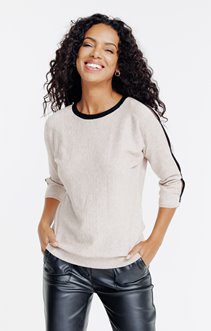 Pull avec boutons contrastés
