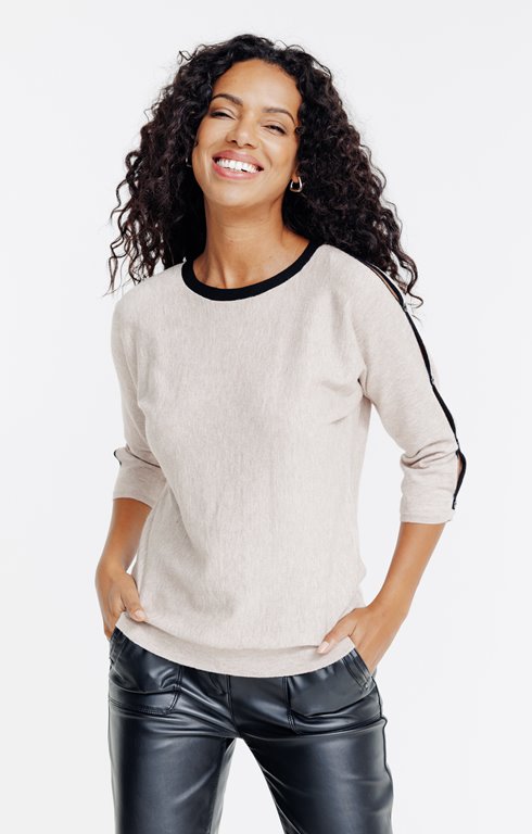 Pull avec boutons contrastés